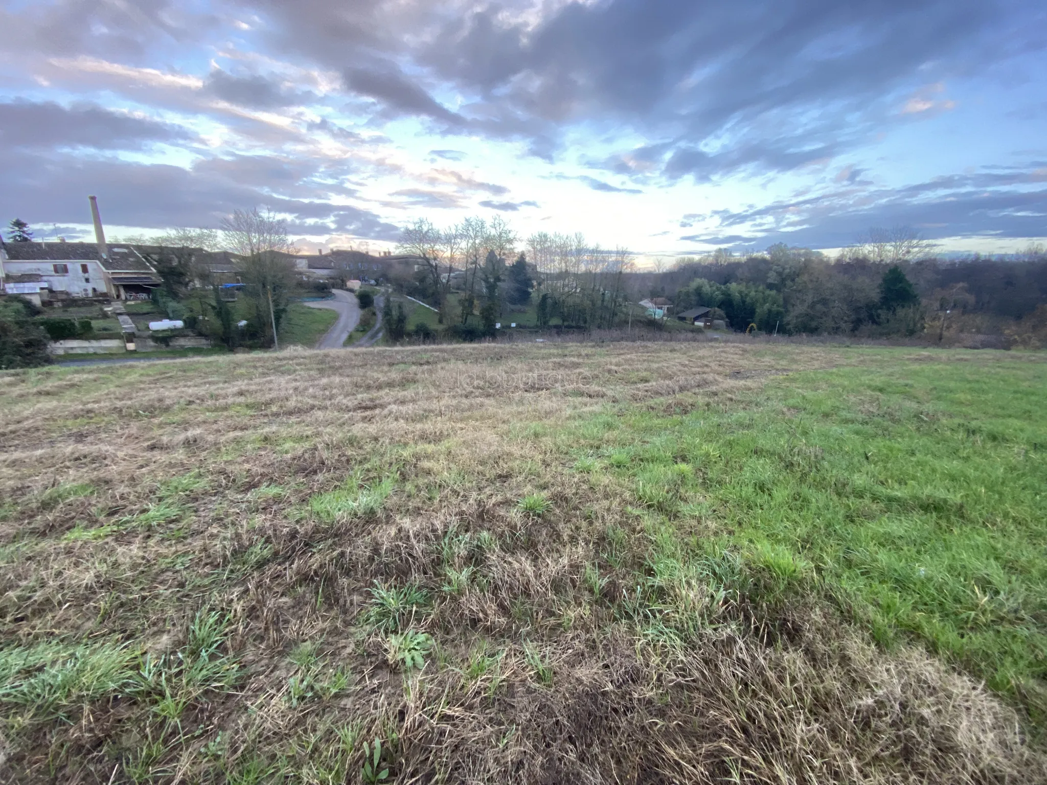 Terrain libre constructible de 1104m² à Savignac 