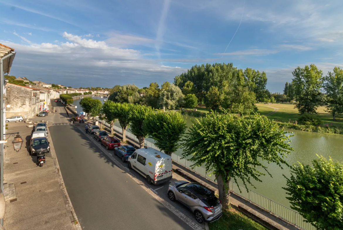 Maison de Caractère à Saint-Savinien avec Jardin de 800 m² 