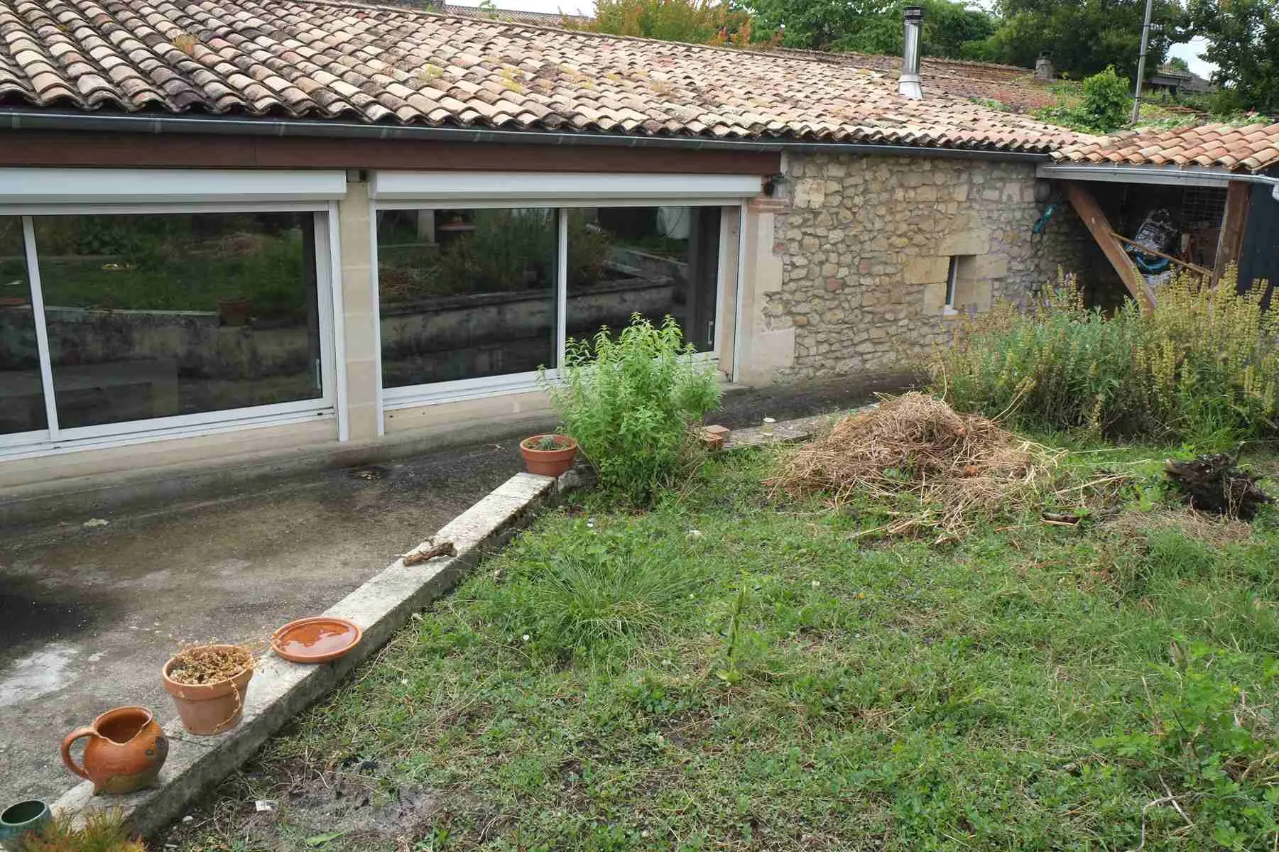 Maison en pierre rénovée avec garage et jardin à Blaye 