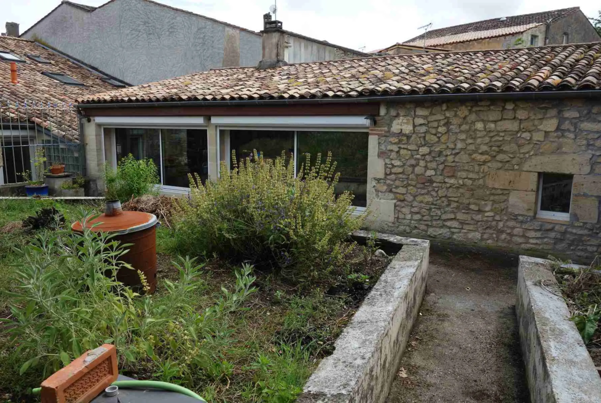 Maison en pierre rénovée avec garage et jardin à Blaye 