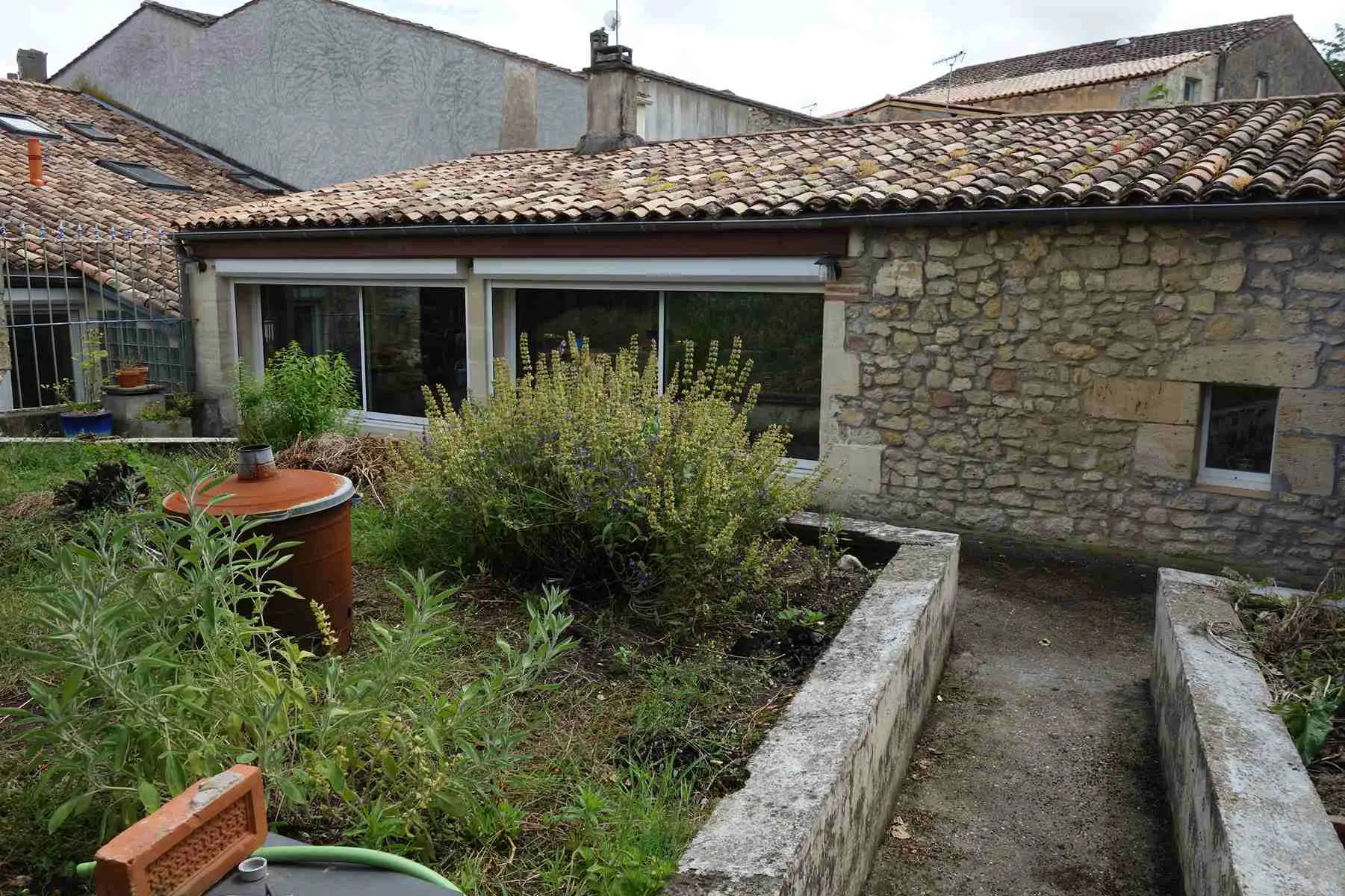 Maison en pierre rénovée avec garage et jardin à Blaye 