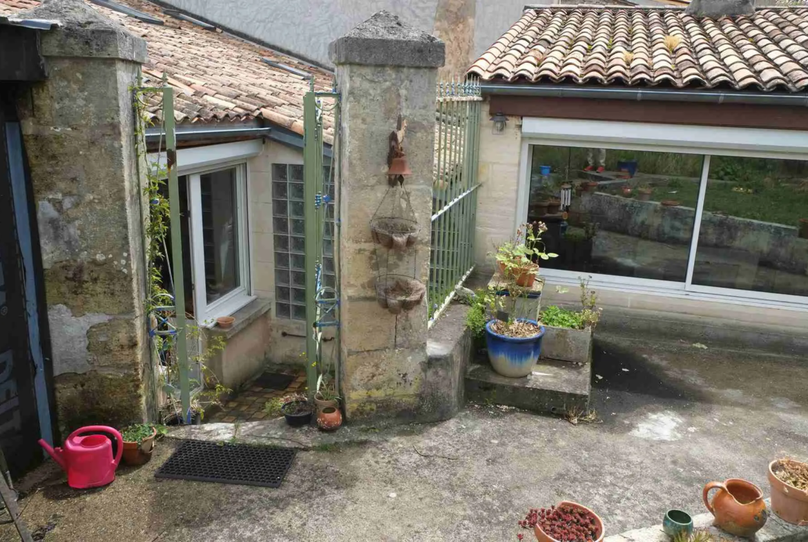 Maison en pierre rénovée avec garage et jardin à Blaye 