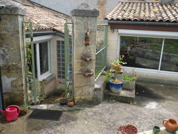 Maison en pierre rénovée avec garage et jardin à Blaye