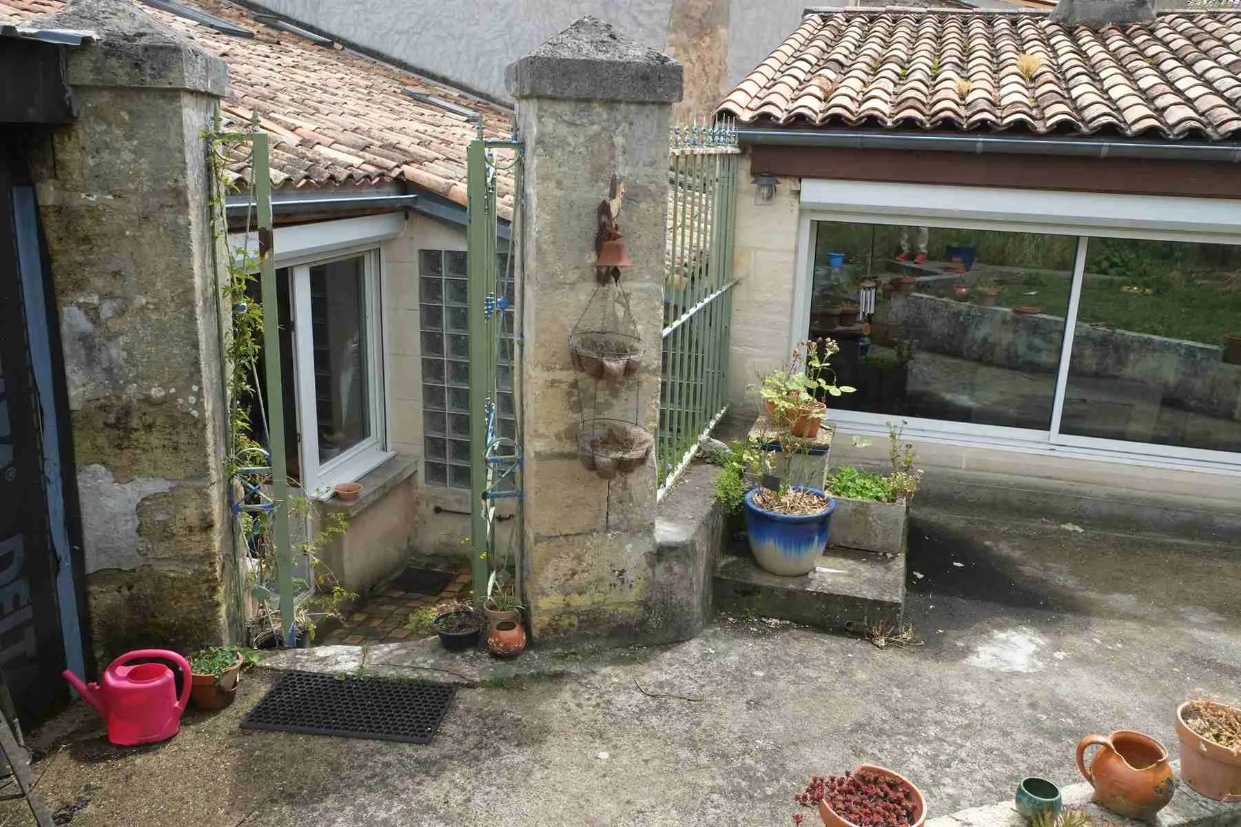 Maison en pierre rénovée avec garage et jardin à Blaye 