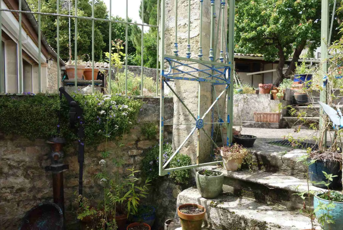 Maison en pierre rénovée avec garage et jardin à Blaye 