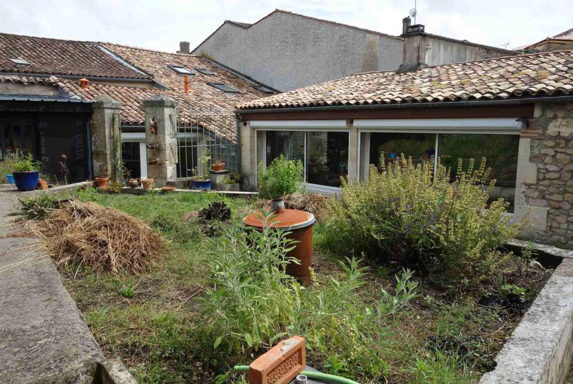 Maison en pierre rénovée avec garage et jardin à Blaye 