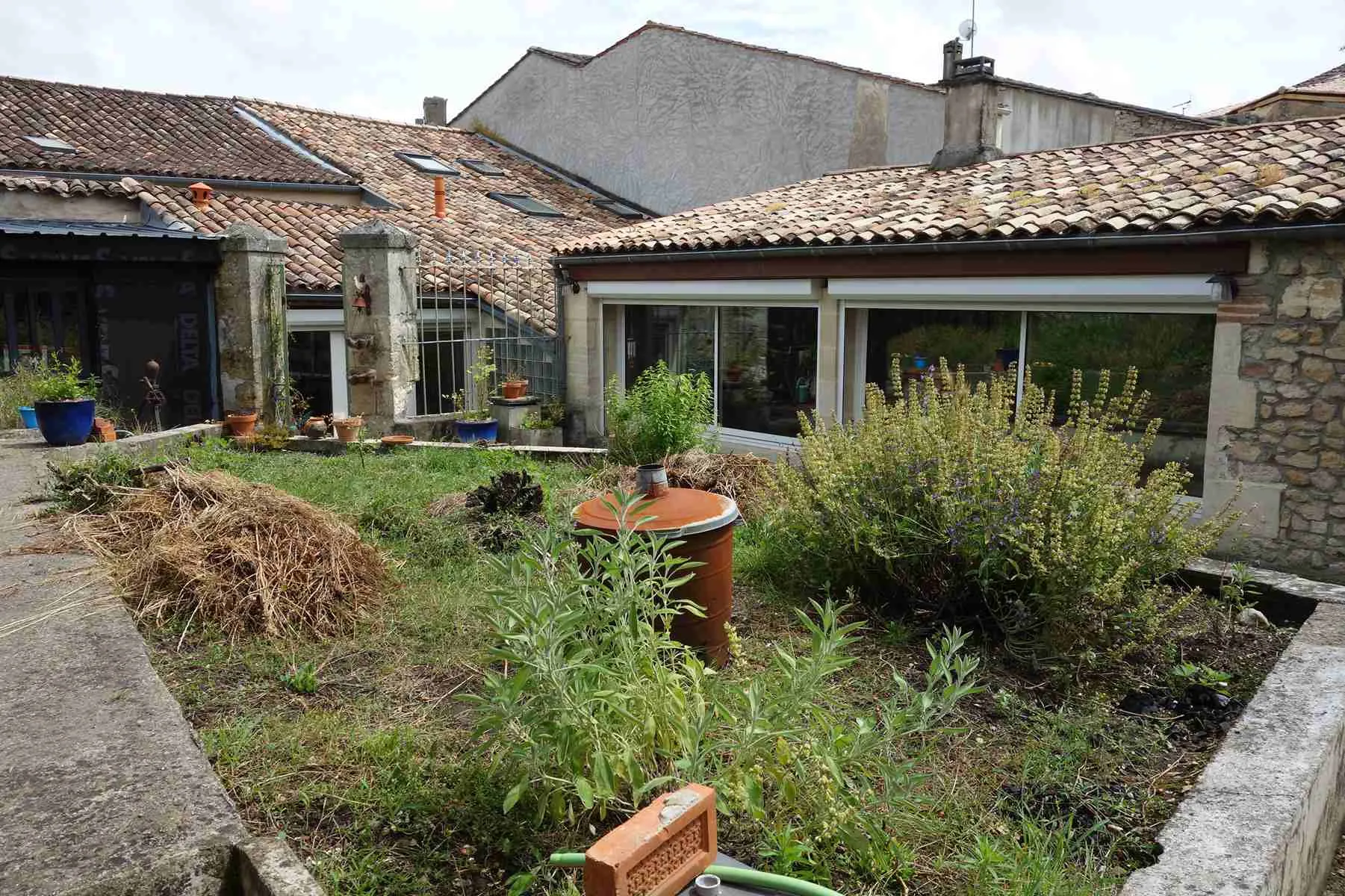 Maison en pierre rénovée avec garage et jardin à Blaye 