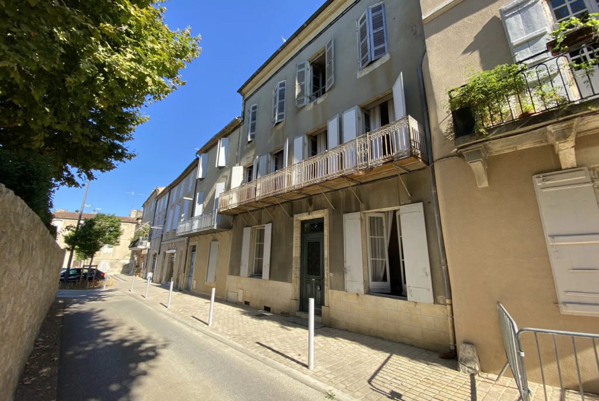 À vendre : Maison bourgeoise au centre de Condom avec cour et jardin 