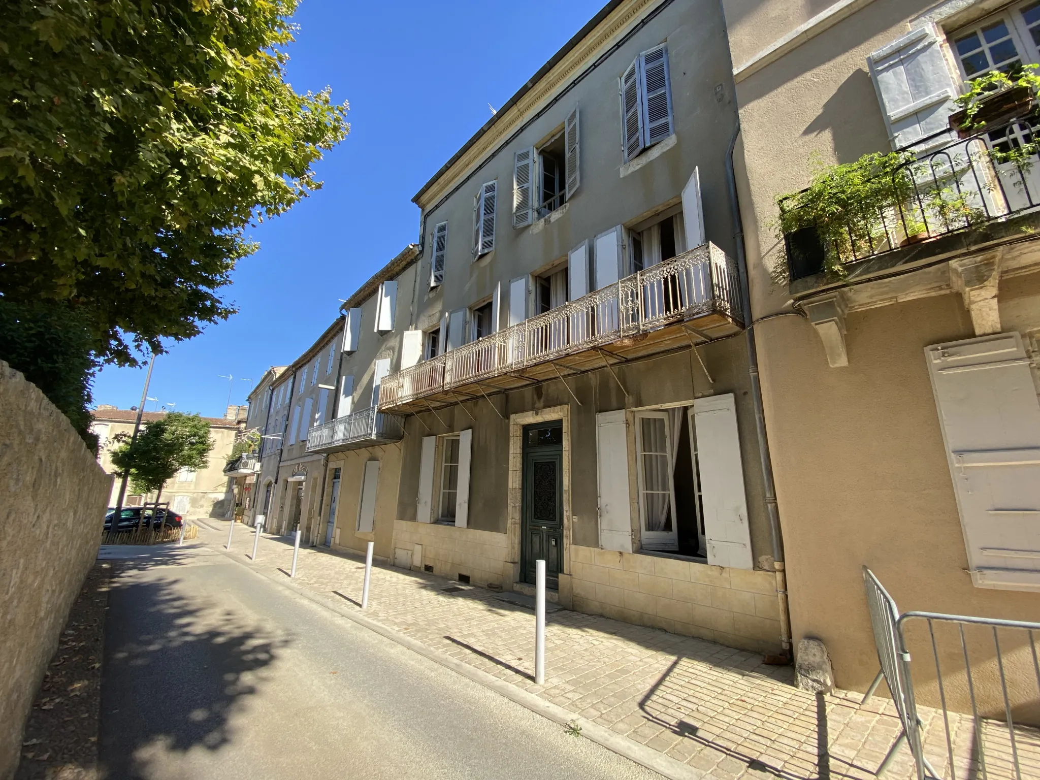 À vendre : Maison bourgeoise au centre de Condom avec cour et jardin 