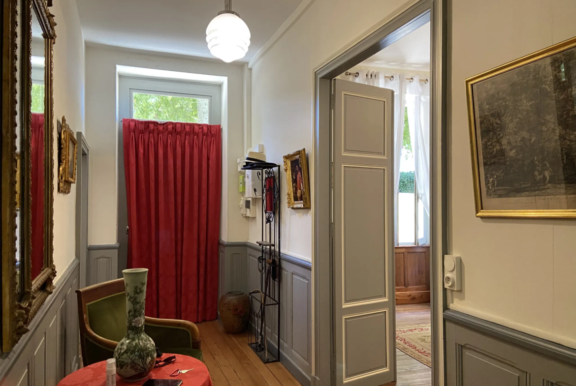 À vendre : Maison bourgeoise au centre de Condom avec cour et jardin 