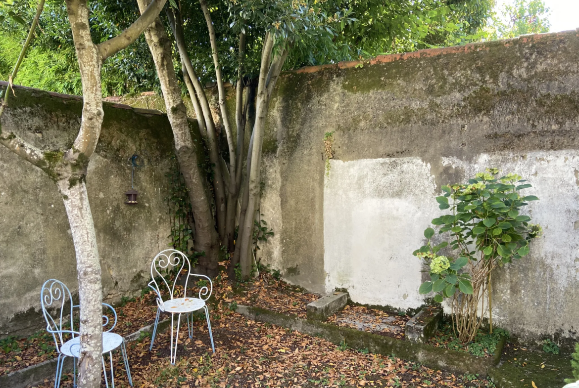 À vendre : Maison bourgeoise au centre de Condom avec cour et jardin 