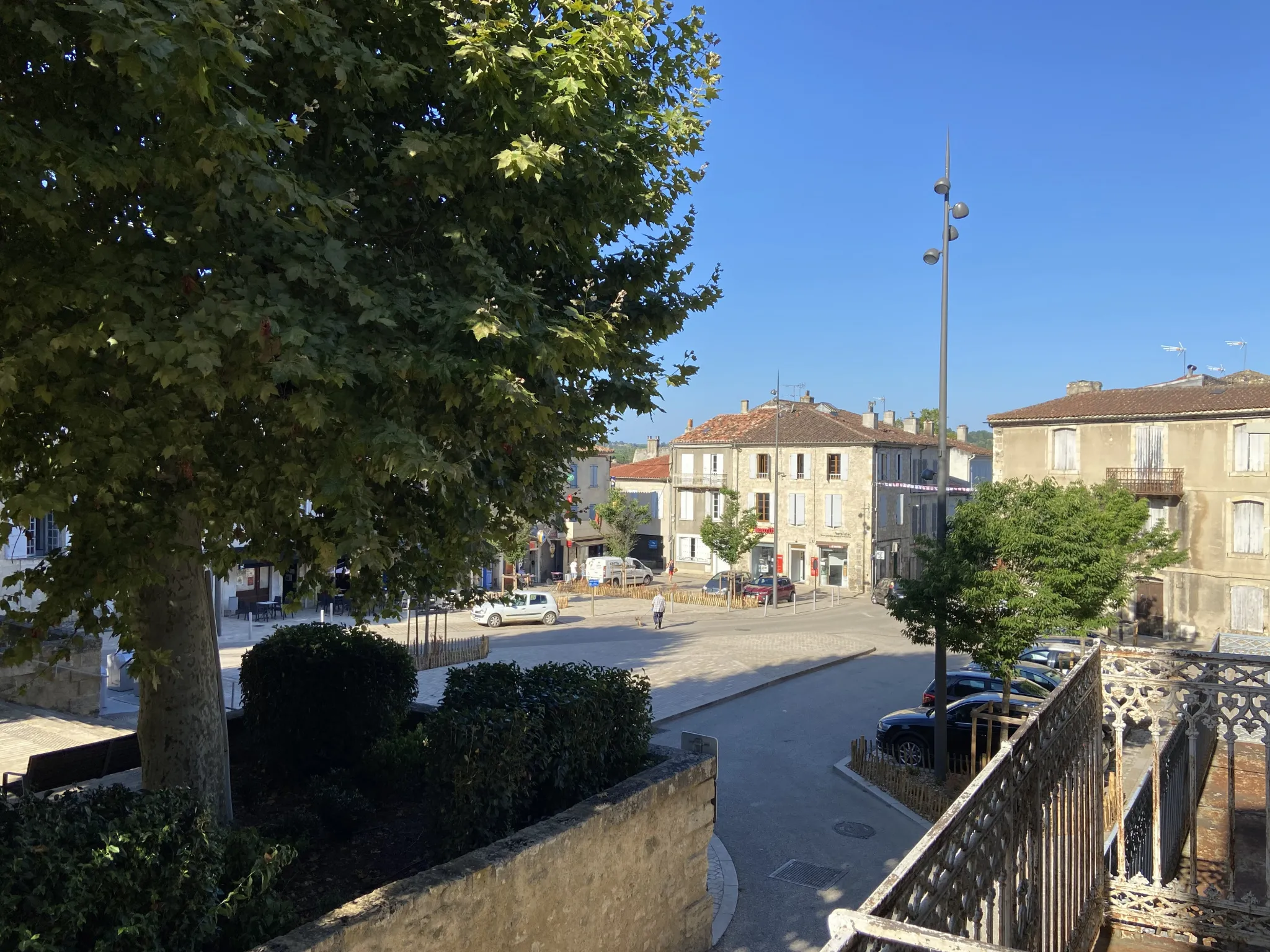 À vendre : Maison bourgeoise au centre de Condom avec cour et jardin 