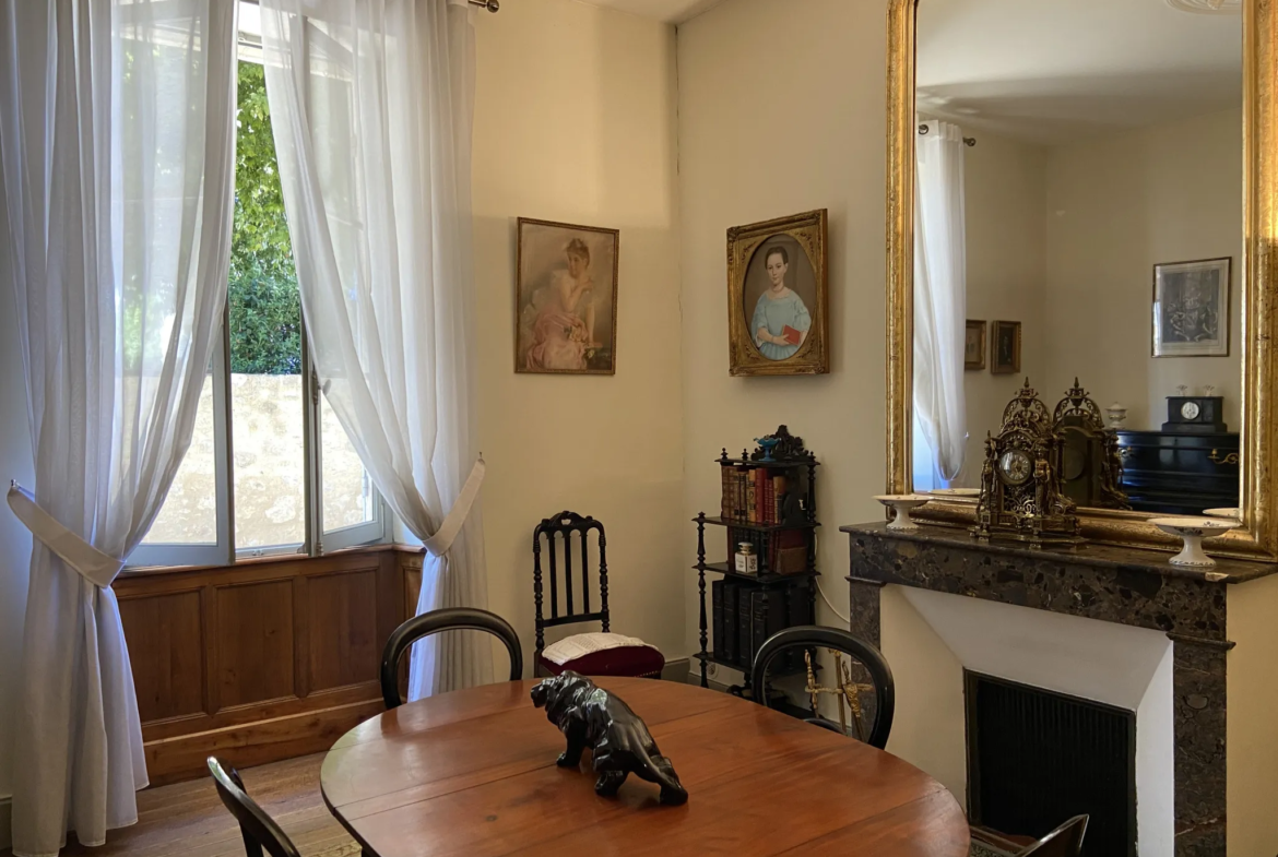 À vendre : Maison bourgeoise au centre de Condom avec cour et jardin 