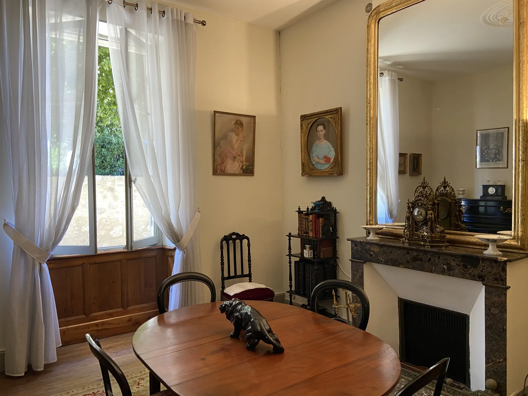 À vendre : Maison bourgeoise au centre de Condom avec cour et jardin 