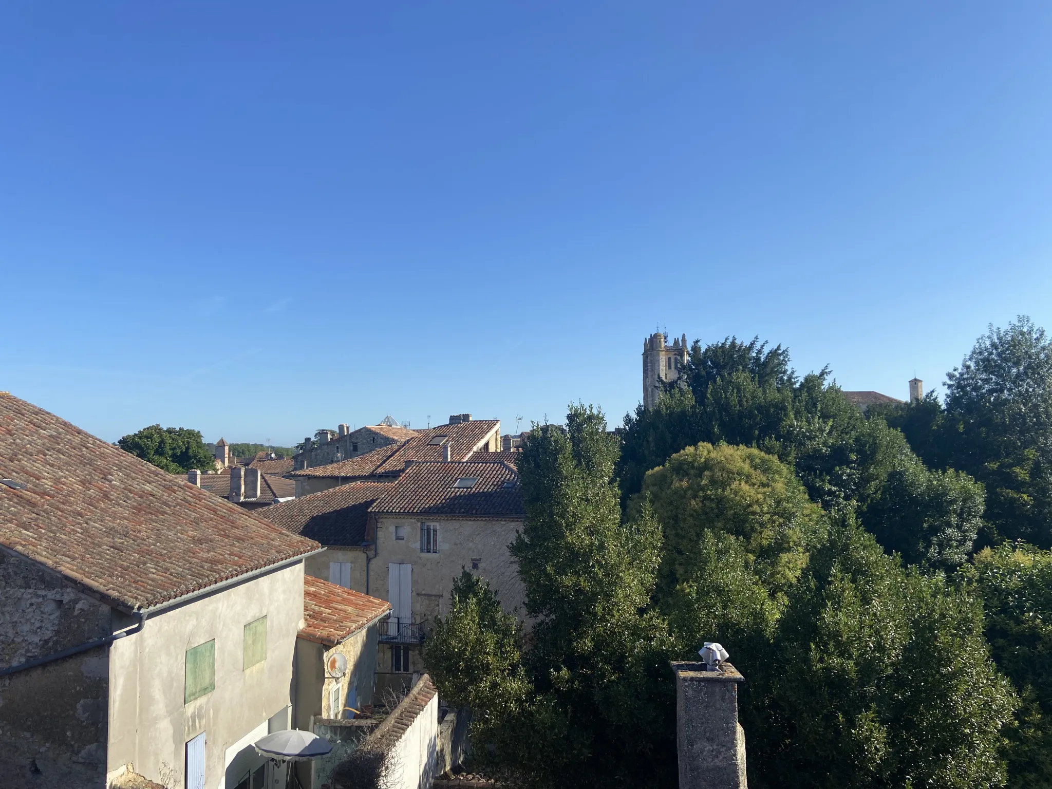 À vendre : Maison bourgeoise au centre de Condom avec cour et jardin 