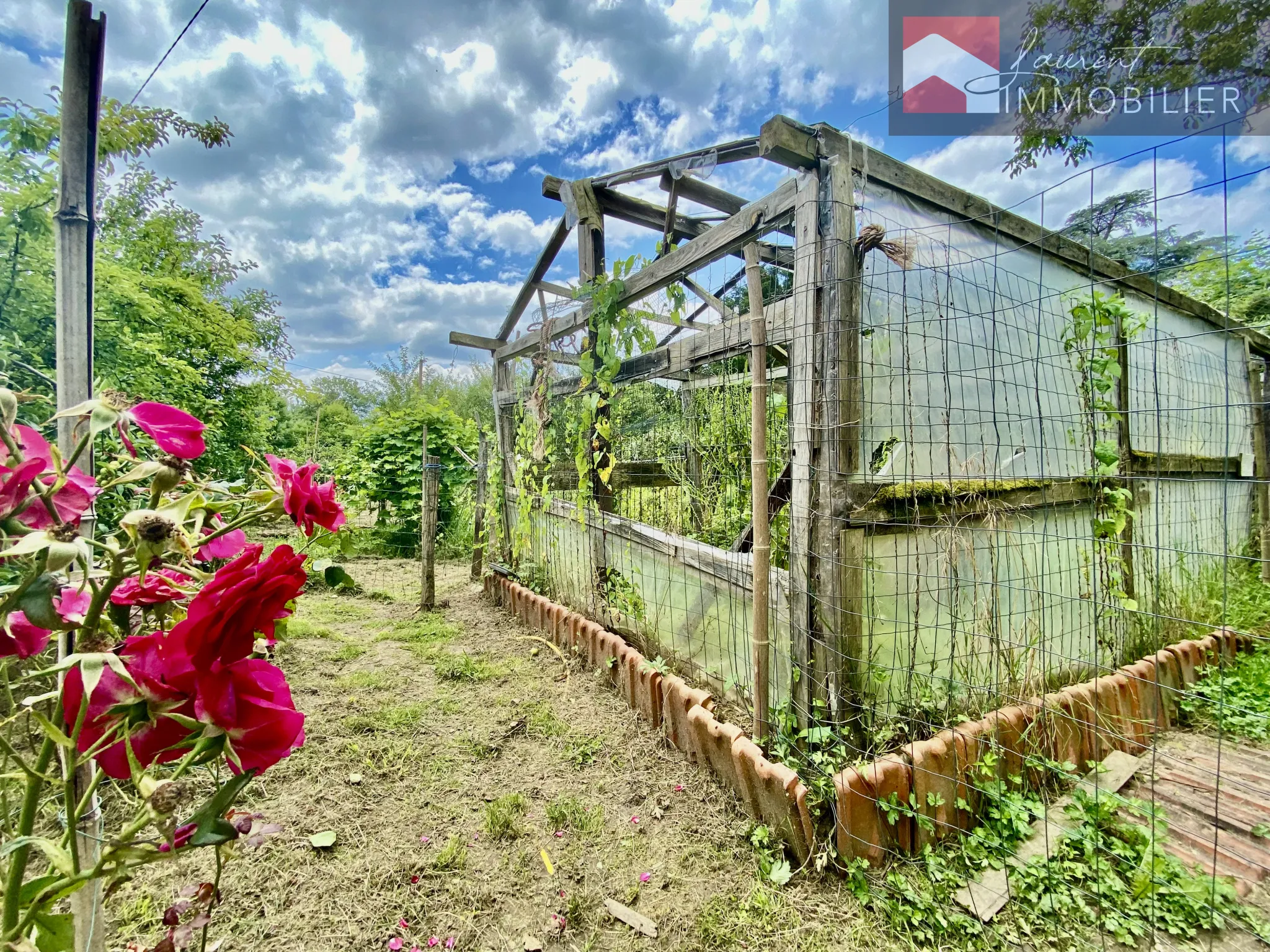 A vendre à Sermoyer : Maison avec 2 chambres et jardin arboré 