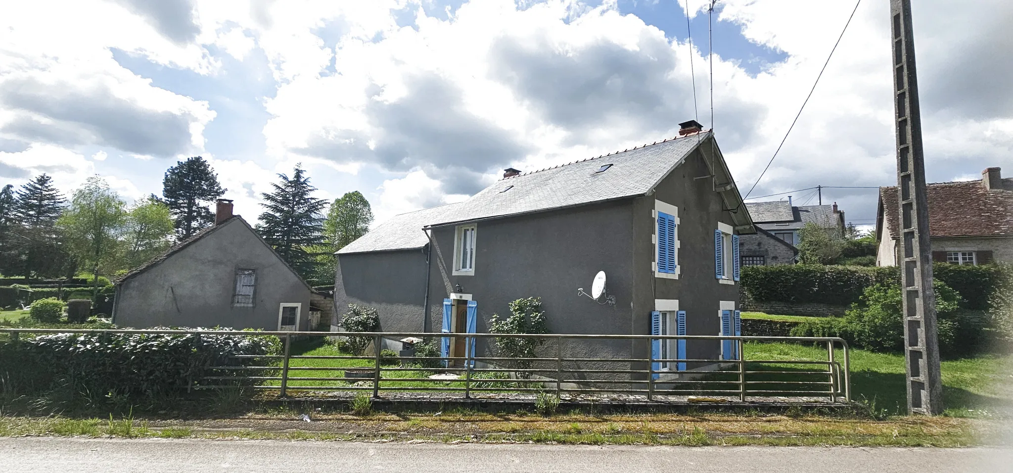 Maison indépendante à vendre à Montapas avec jardin et dépendances 