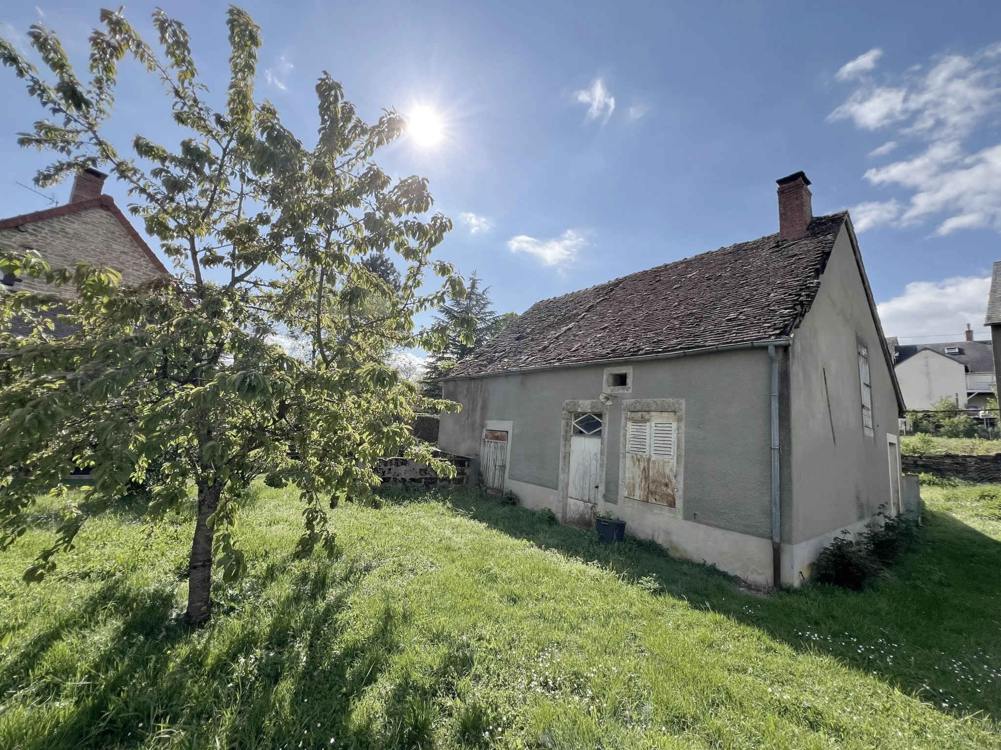 Maison indépendante à vendre à Montapas avec jardin et dépendances 