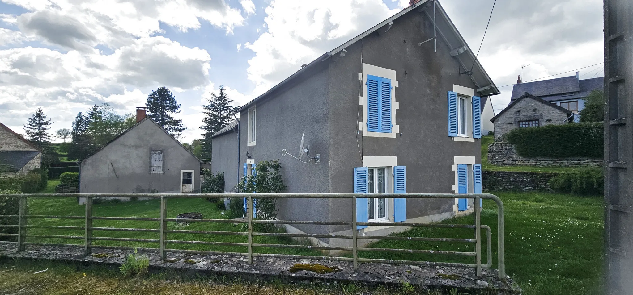 Maison indépendante à vendre à Montapas avec jardin et dépendances 