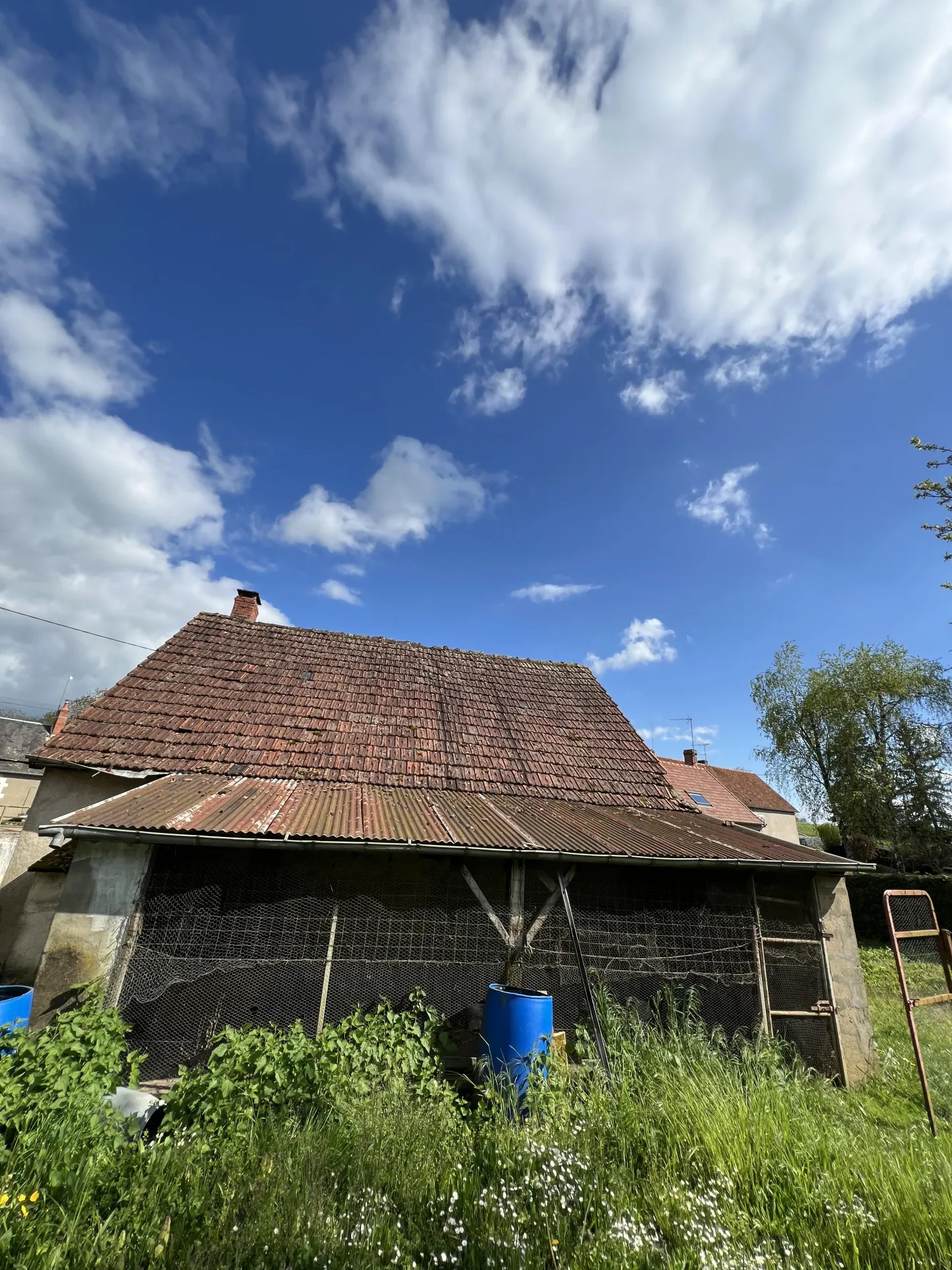 Maison indépendante à vendre à Montapas avec jardin et dépendances 