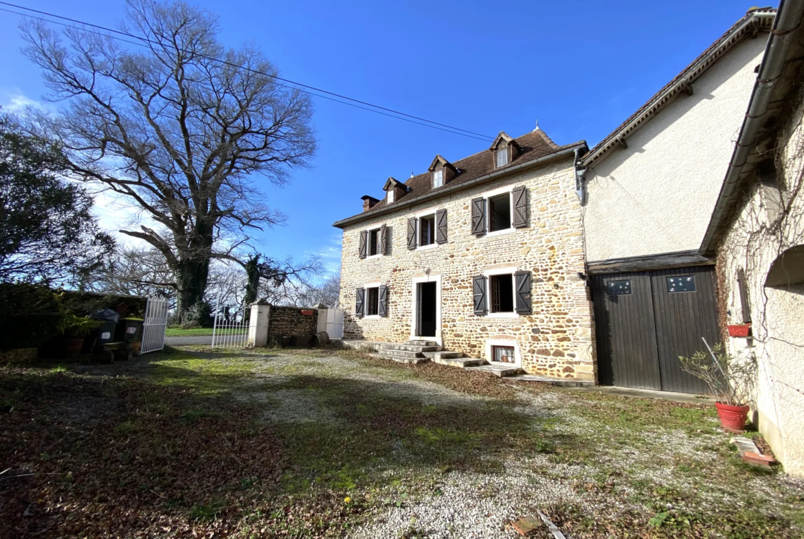 Maison Béarnaise T6 avec vue sur les Pyrénées à Lagor 