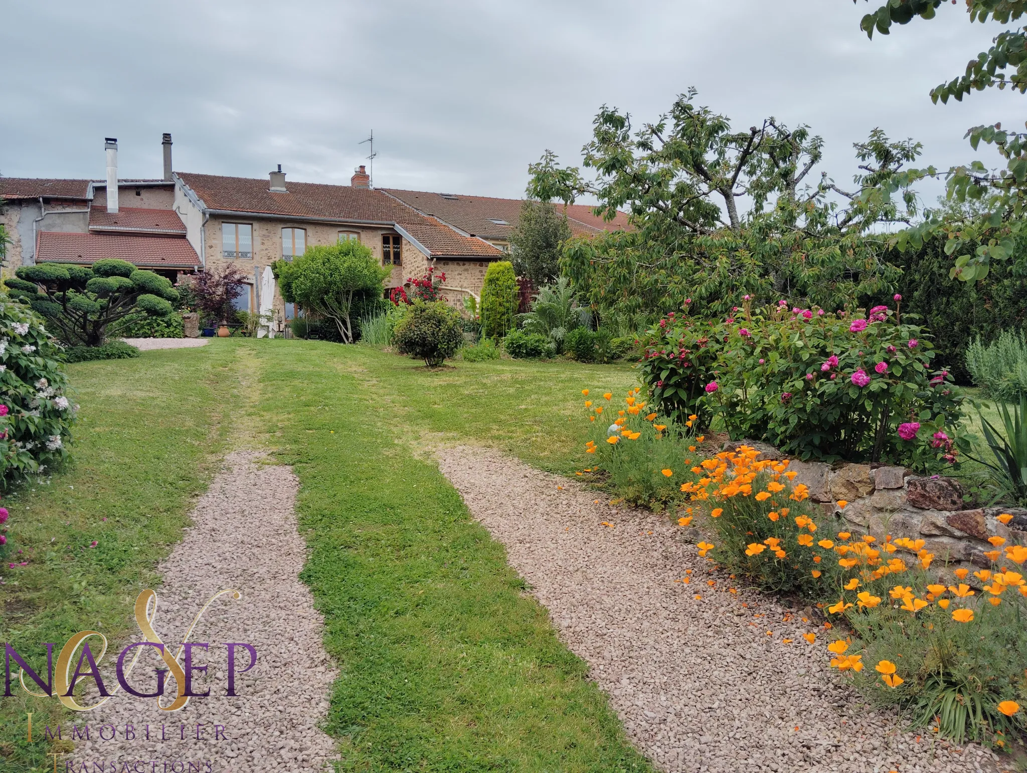 Maison de maître avec jardin à Chatel Montagne 