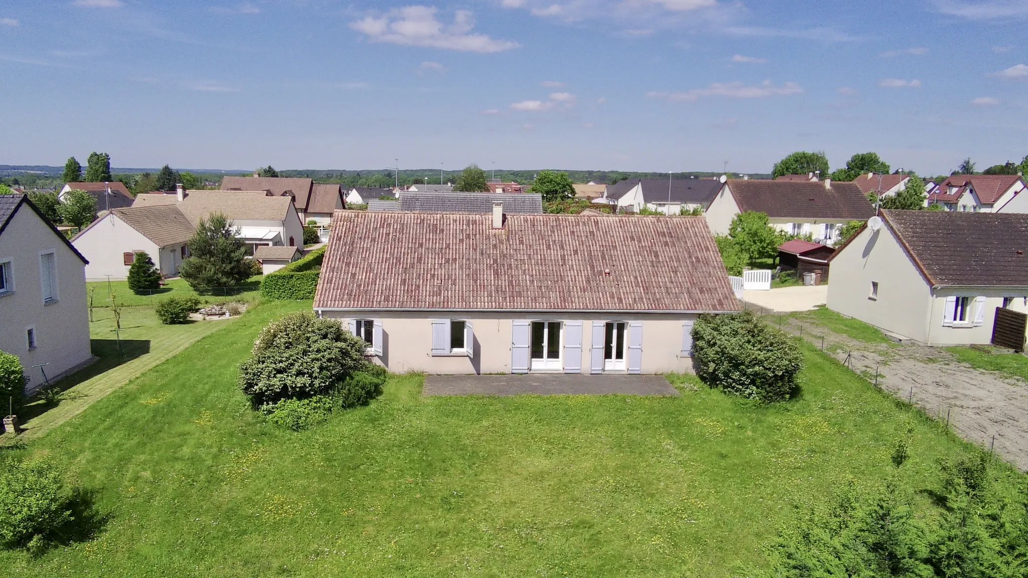 Charmante maison de plain-pied à Vierzon avec 4 chambres et garage 