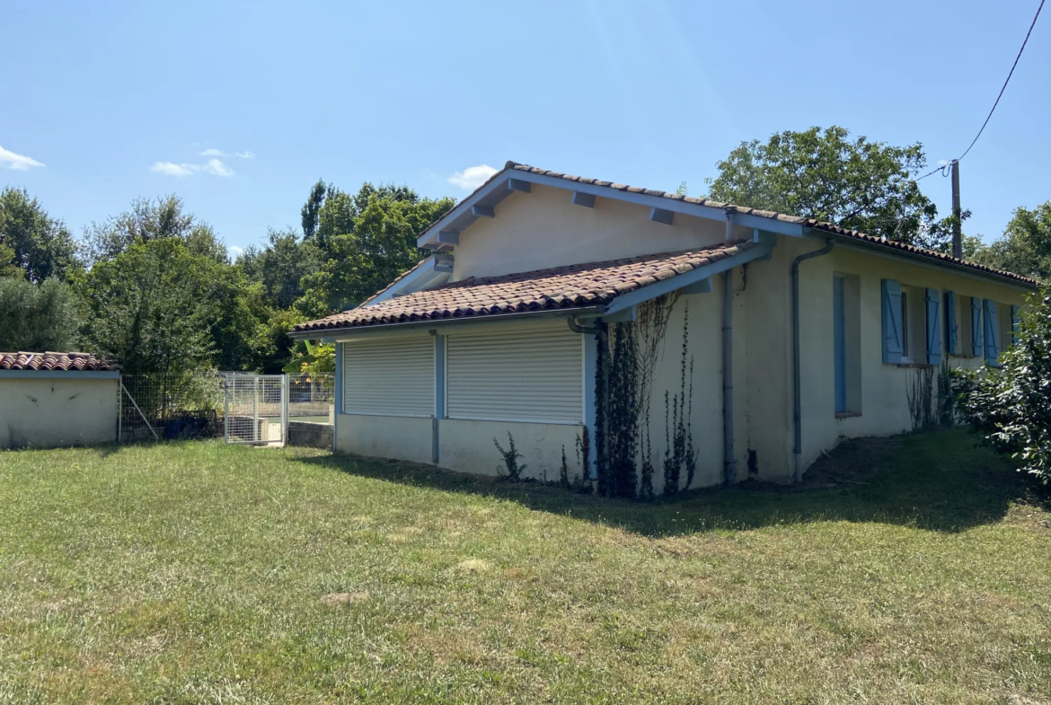 Maison de plain-pied avec piscine et garage à Castelnau d'Auzan-Labarrère 