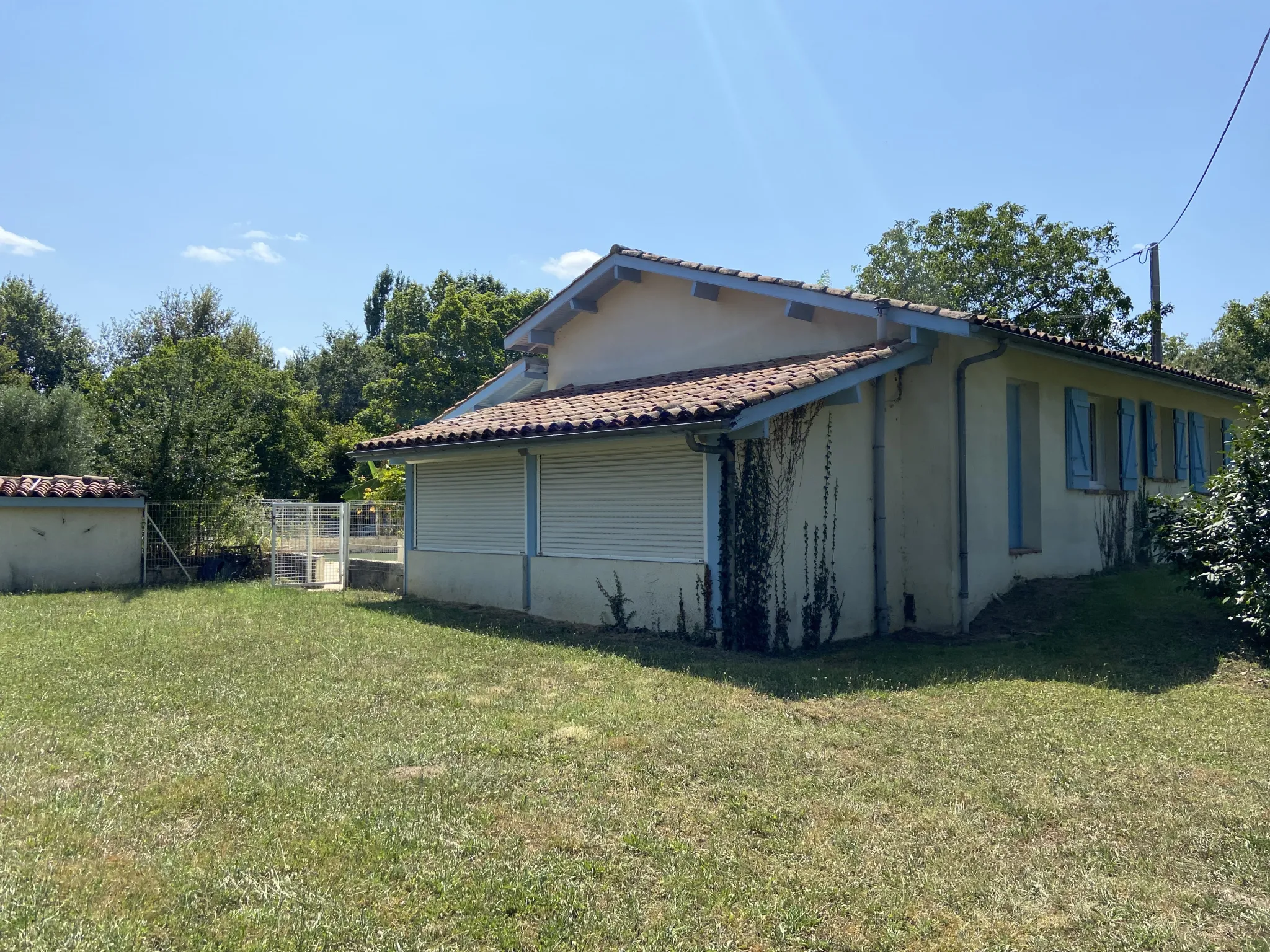 Maison de plain-pied avec piscine et garage à Castelnau d'Auzan-Labarrère 