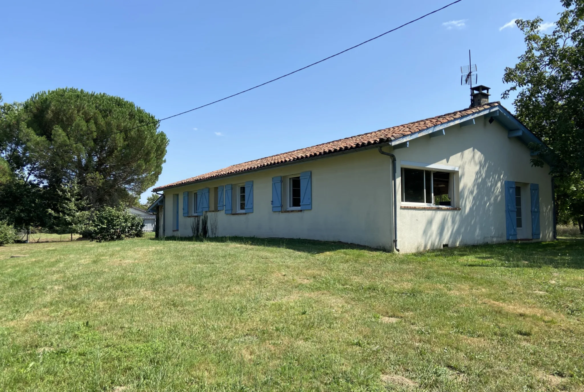 Maison de plain-pied avec piscine et garage à Castelnau d'Auzan-Labarrère 