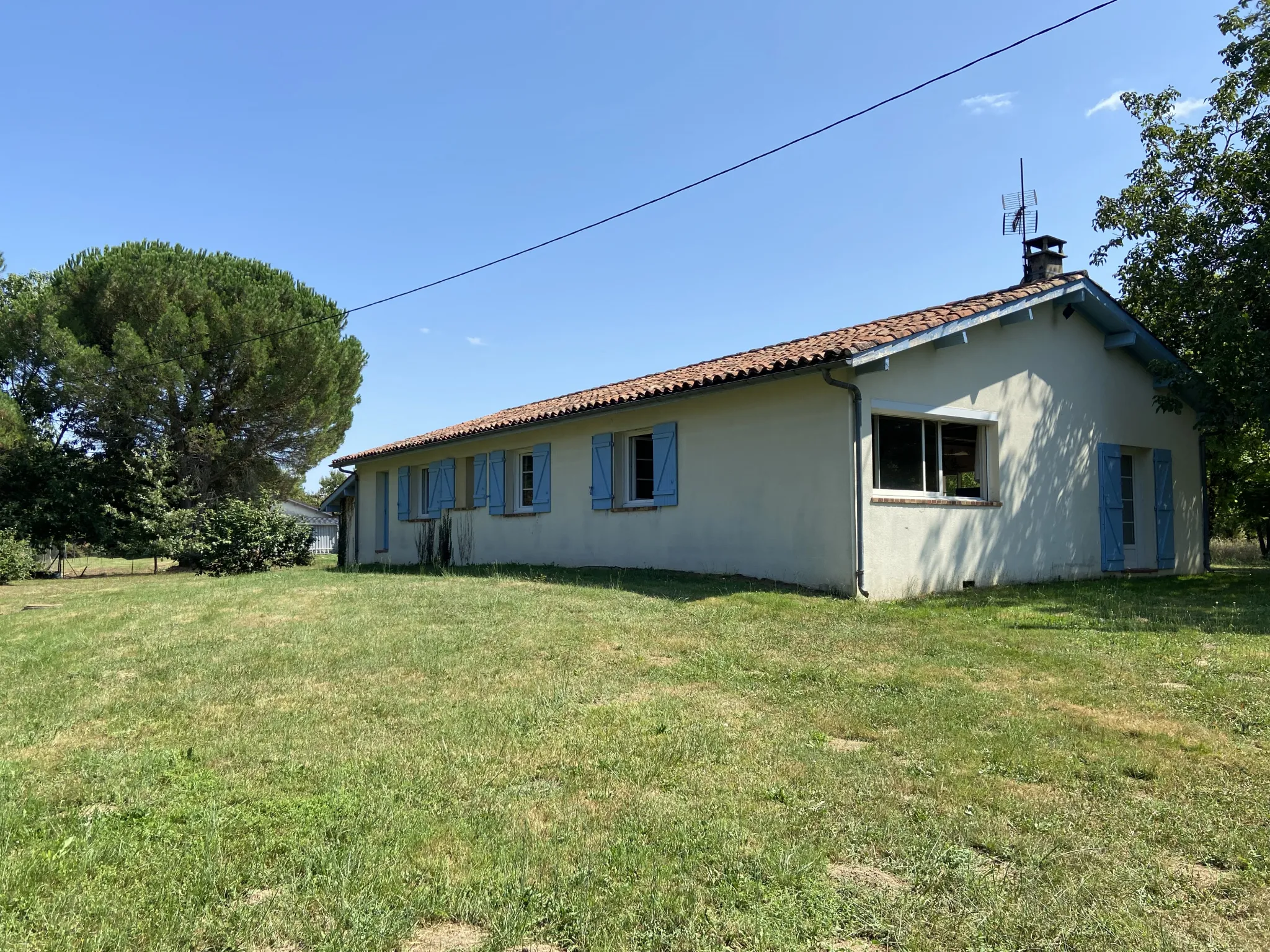 Maison de plain-pied avec piscine et garage à Castelnau d'Auzan-Labarrère 