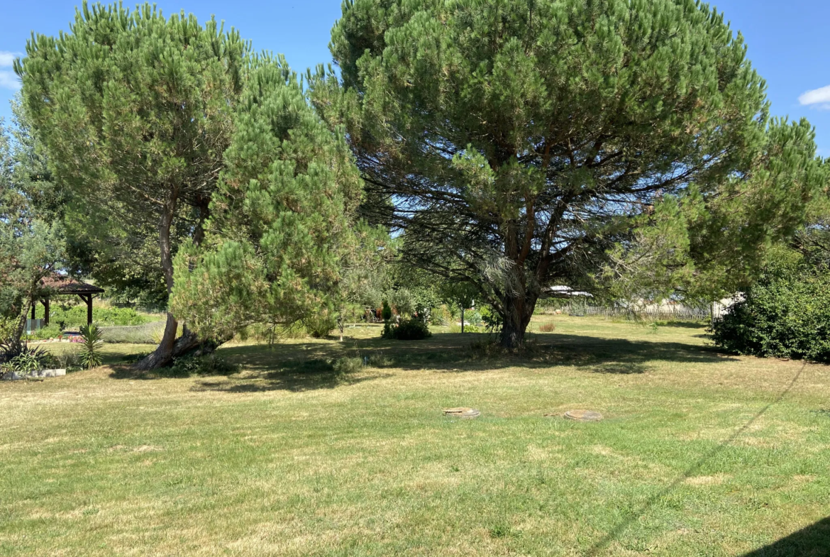 Maison de plain-pied avec piscine et garage à Castelnau d'Auzan-Labarrère 