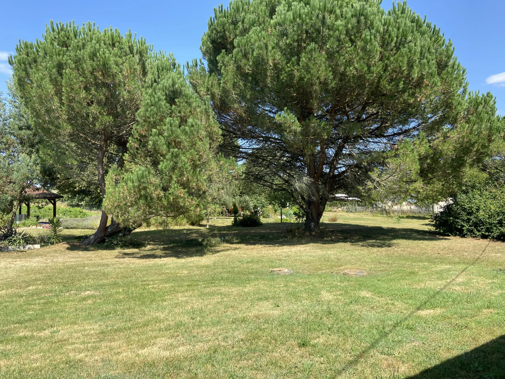 Maison de plain-pied avec piscine et garage à Castelnau d'Auzan-Labarrère 