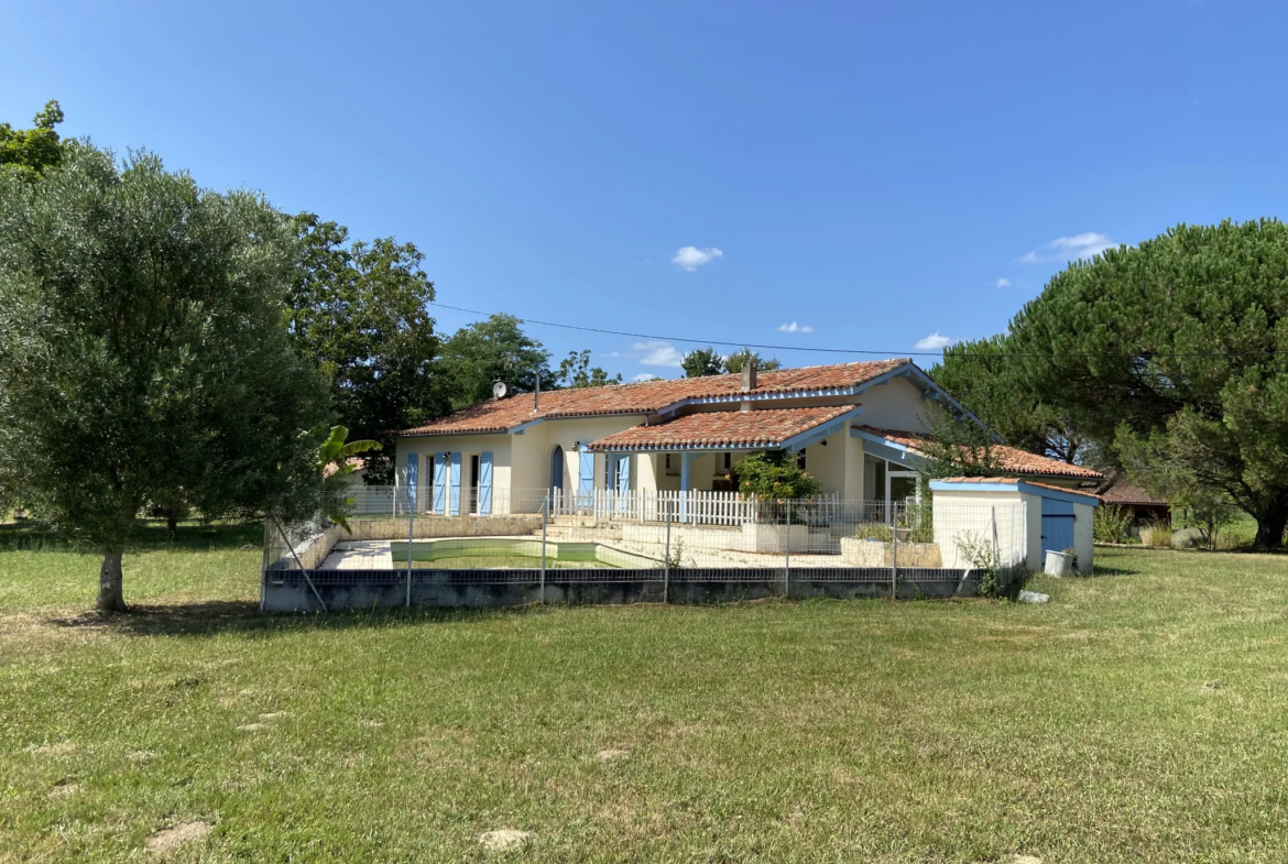 Maison de plain-pied avec piscine et garage à Castelnau d'Auzan-Labarrère 