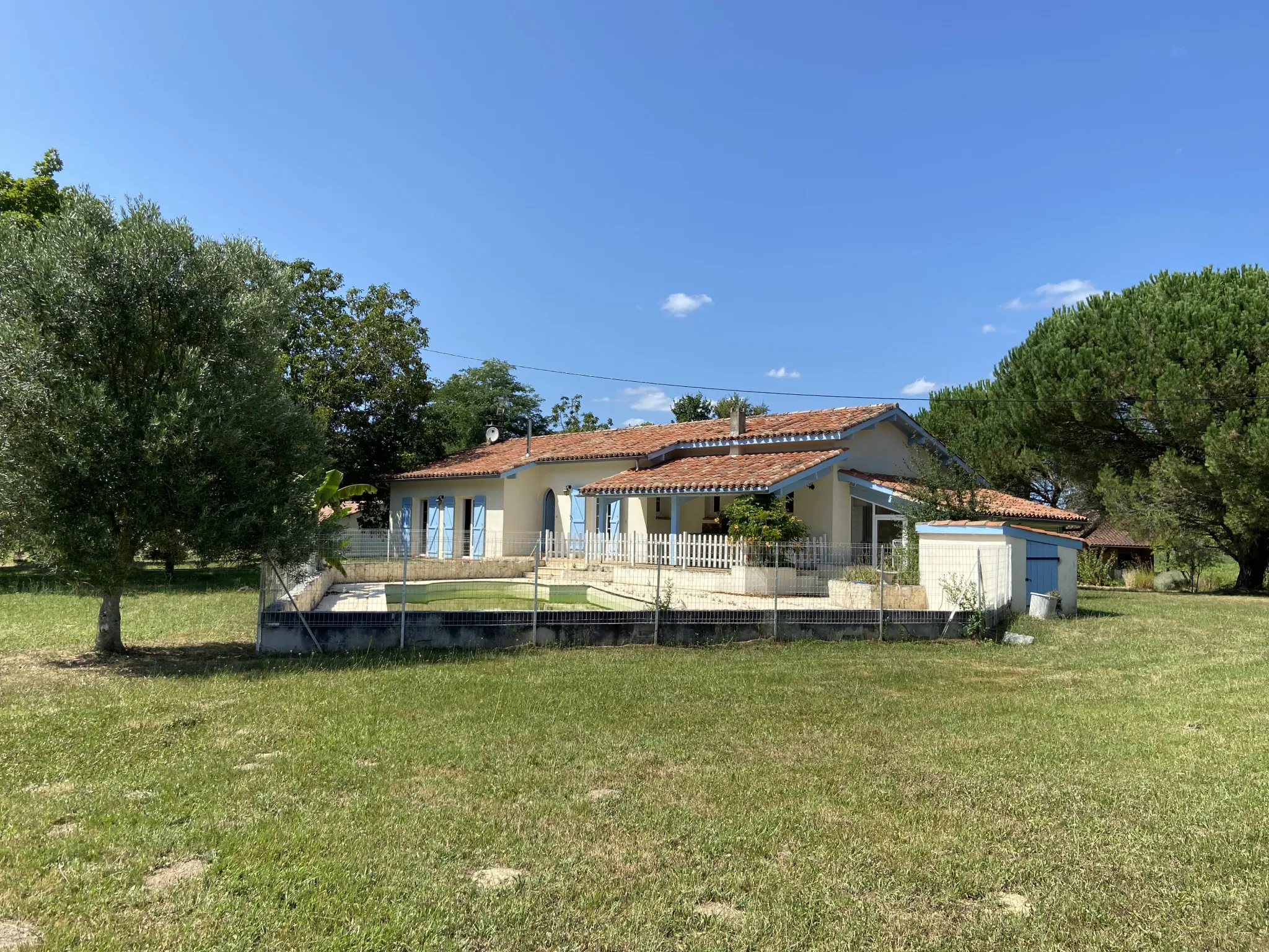 Maison de plain-pied avec piscine et garage à Castelnau d'Auzan-Labarrère 