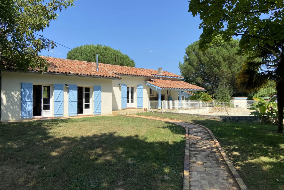 Maison de plain-pied avec piscine et garage à Castelnau d'Auzan-Labarrère 