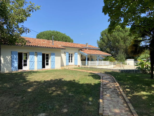 Maison de plain-pied avec piscine et garage à Castelnau d'Auzan-Labarrère