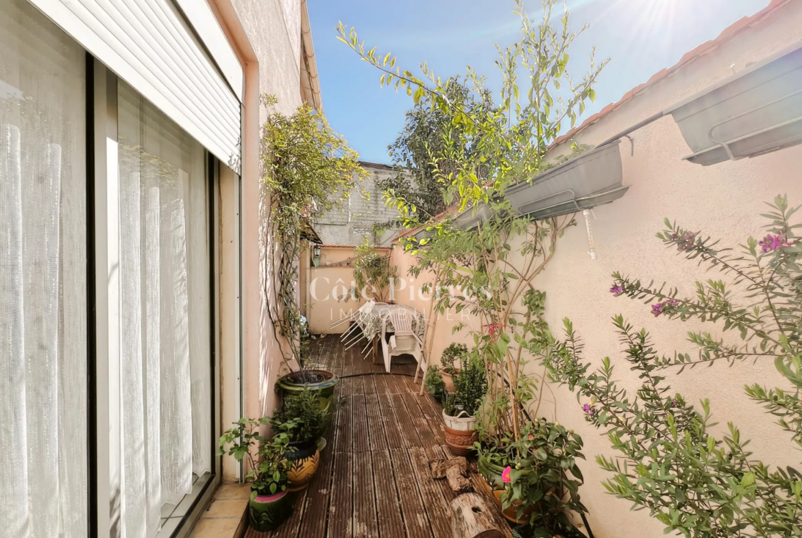 Maison de ville à vendre à Nîmes avec 3 chambres et terrasse 