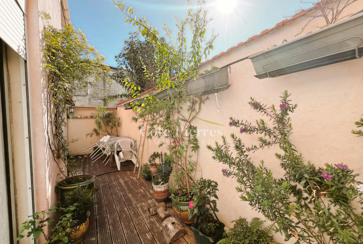 Maison de ville à vendre à Nîmes avec 3 chambres et terrasse 