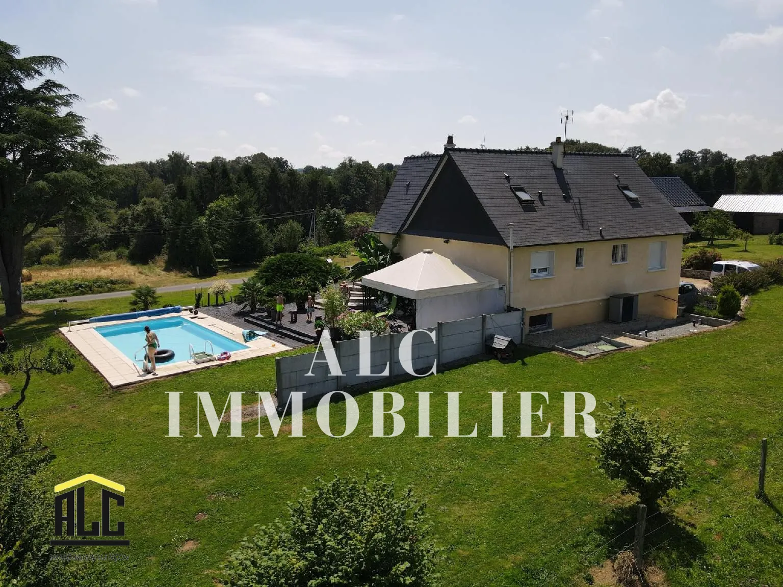 Pavillon de 138 m² à vendre avec piscine à COURCITÉ 