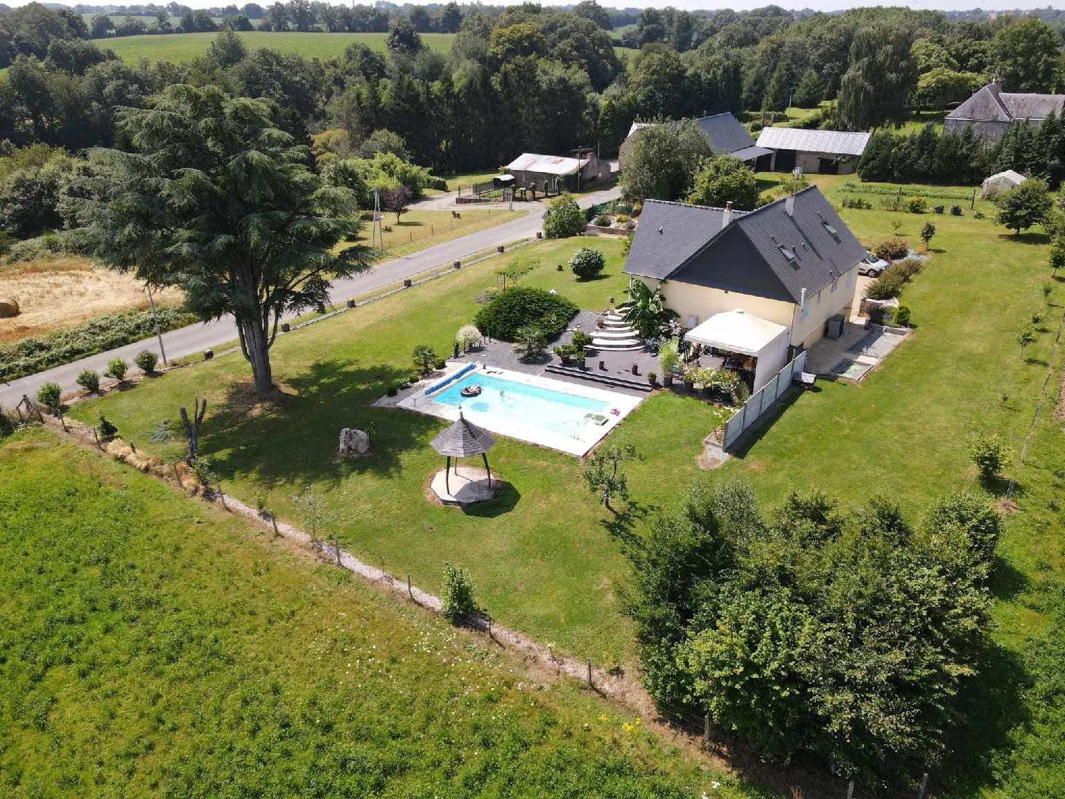 Pavillon de 138 m² à vendre avec piscine à COURCITÉ 