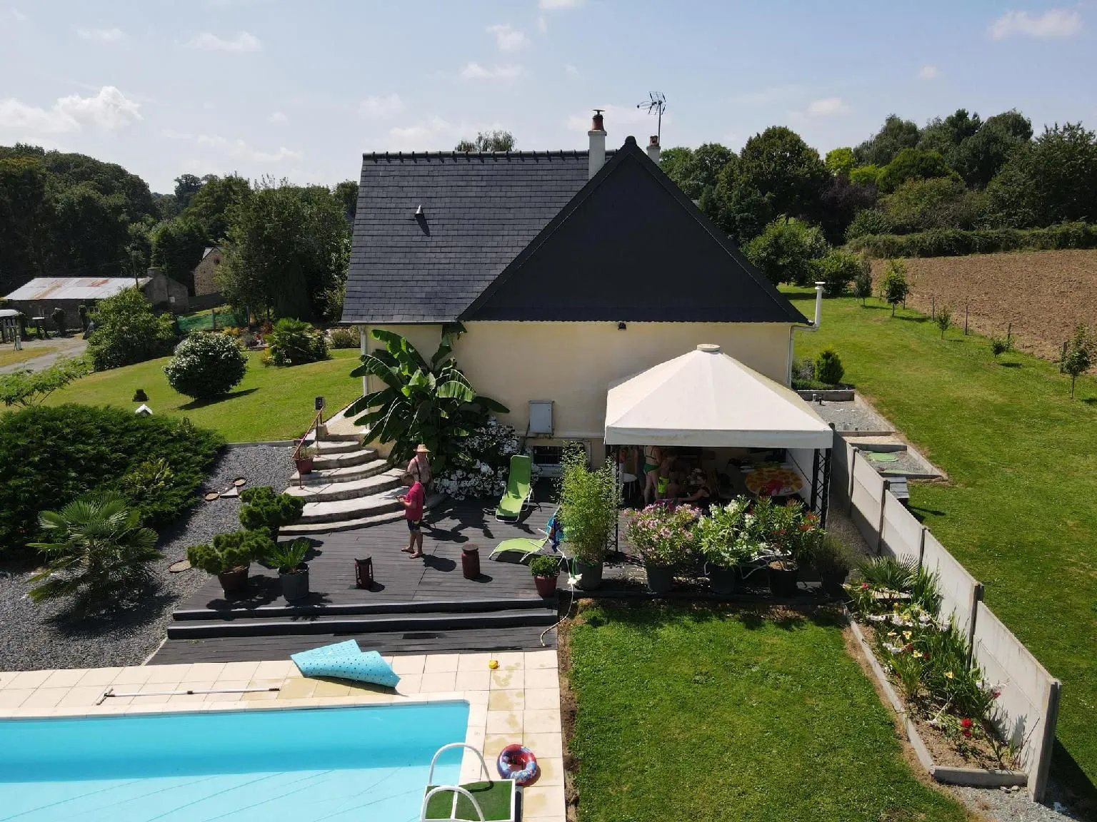 Pavillon de 138 m² à vendre avec piscine à COURCITÉ 