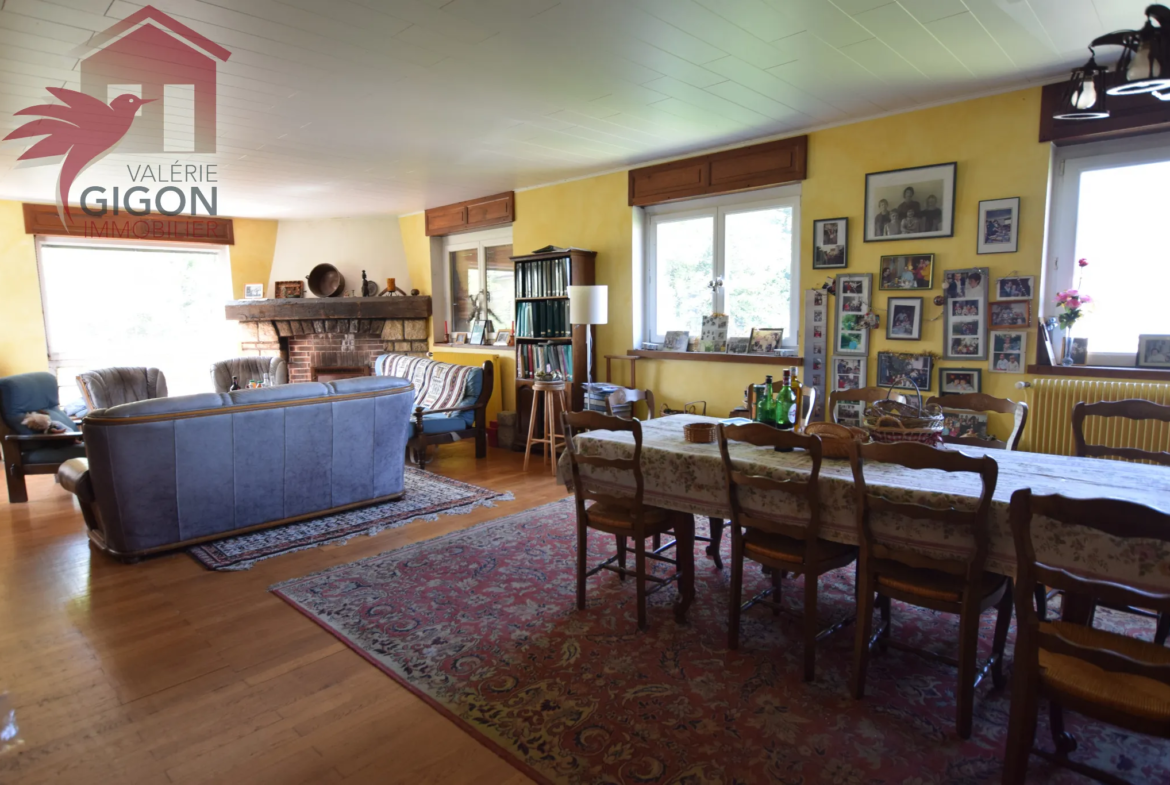 Belle et Grande Maison Atypique avec Terrasse, Balcon et Jardin à Grand-Charmont 