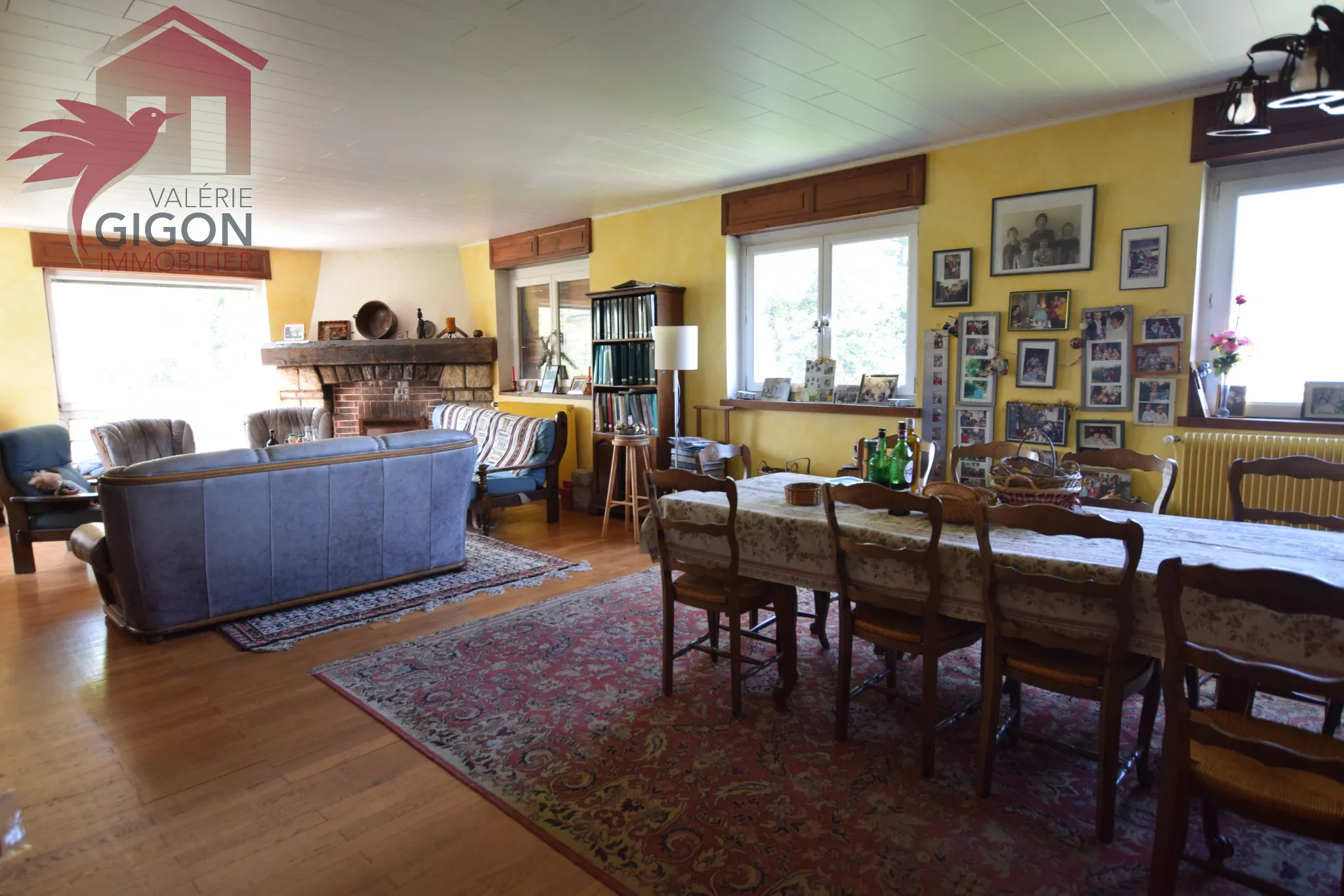 Belle et Grande Maison Atypique avec Terrasse, Balcon et Jardin à Grand-Charmont 