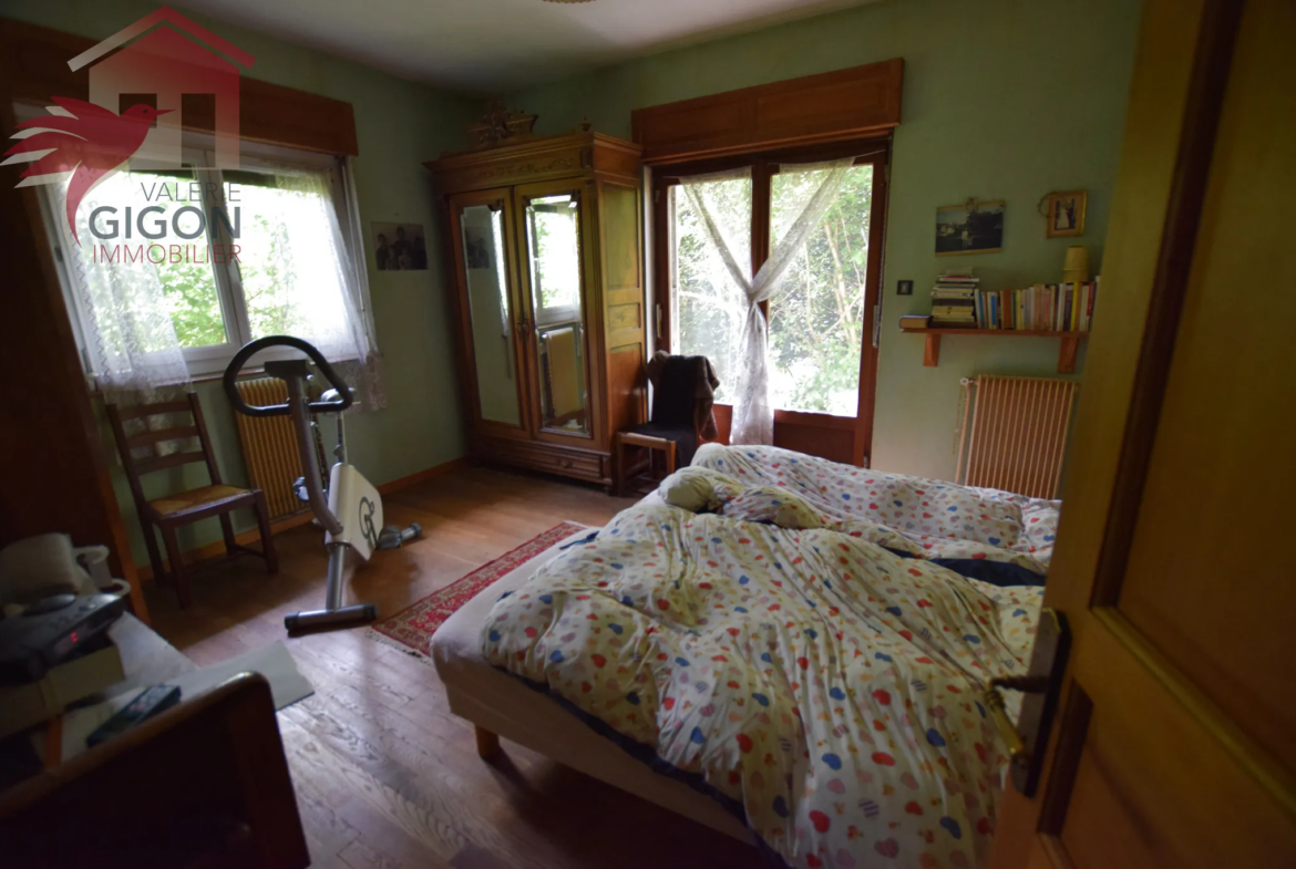 Belle et Grande Maison Atypique avec Terrasse, Balcon et Jardin à Grand-Charmont 