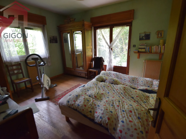 Belle et Grande Maison Atypique avec Terrasse, Balcon et Jardin à Grand-Charmont