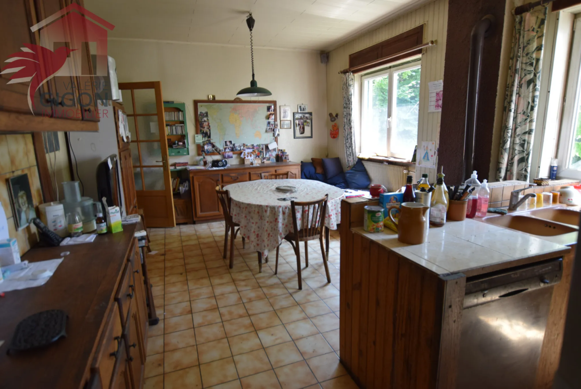 Belle et Grande Maison Atypique avec Terrasse, Balcon et Jardin à Grand-Charmont 