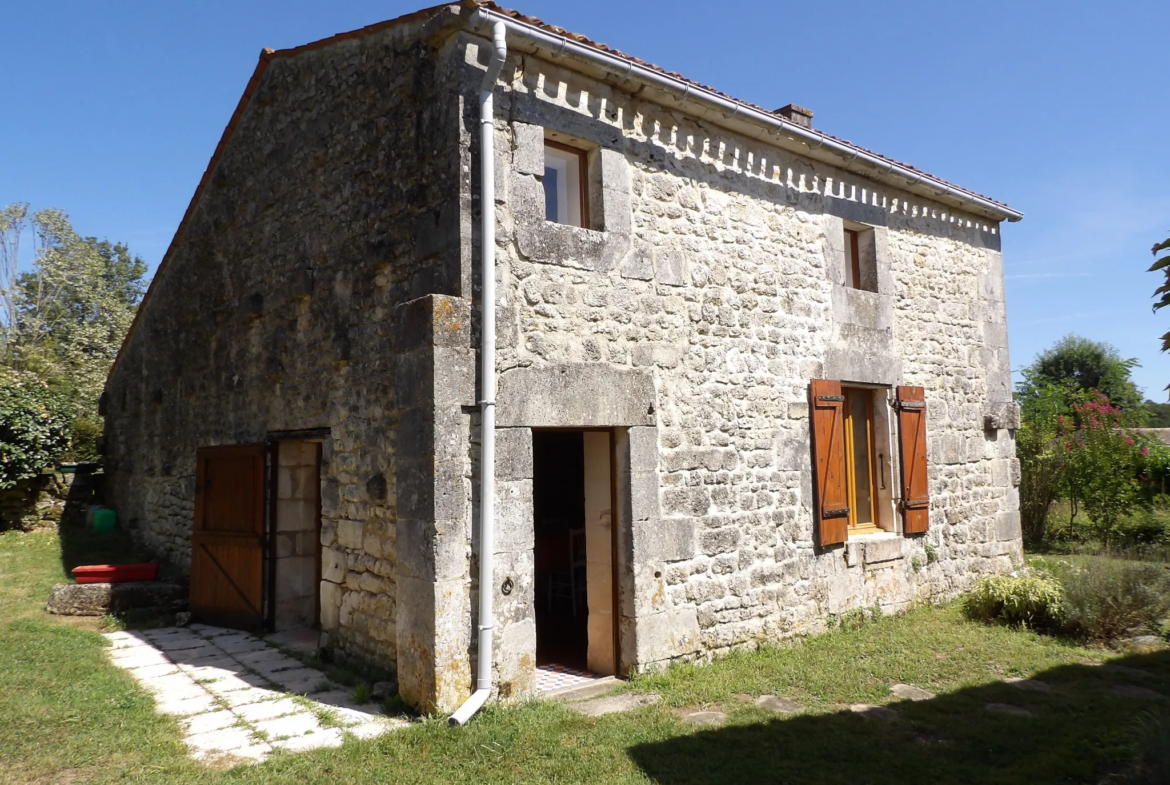 Ensemble immobilier avec deux maisons à vendre à Saint-Savinien 