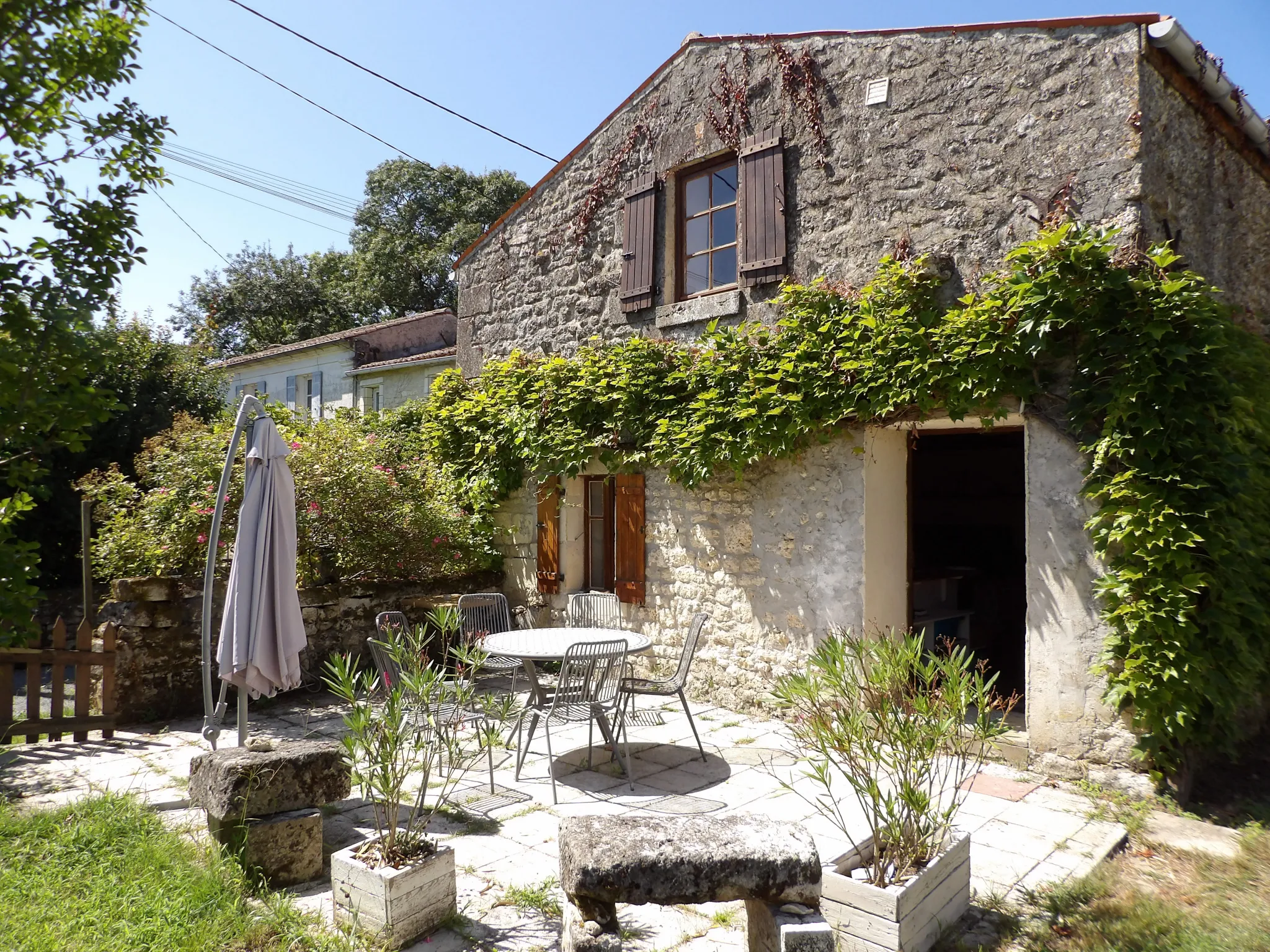 Ensemble immobilier avec deux maisons à vendre à Saint-Savinien 