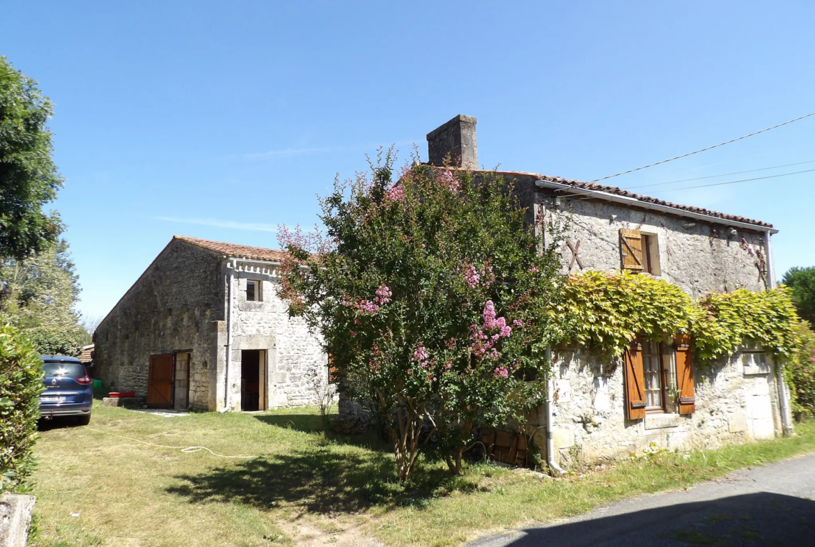 Ensemble immobilier avec deux maisons à vendre à Saint-Savinien 